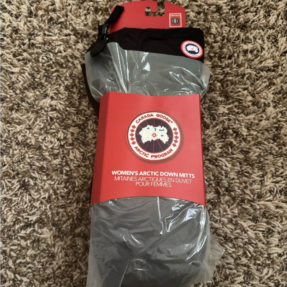 Canada Goose Women's Arctic Down Mittens - Black